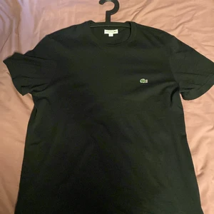 Lacoste t-shirt helt ny och äkta  - Hej! Jag säljer min Lacoste t-shirt som är helt ny pga fel storlek när jag köpte till mig själv, nypris är 550kr och jag säljer den för 299kr vid snabb affär kan priset dikuteras. Spårbar frakt!