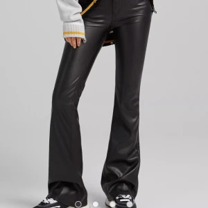 Bershka läderbyxor i stl M petite  - Säljer dessa läderbyxor eftersom att dom e för korta på mig , ca är 160 cm. Helt nya endast testat dem. Säljer dem för 250 kr + 49 kr frakt 