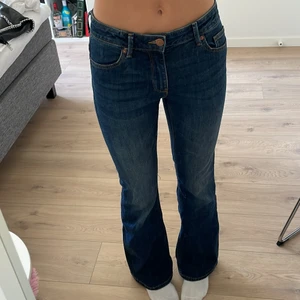 Lågmidjade bootcut jeans - Säljer mina lågmidjade bootcut jeans från Lindex. Använda typ 1 gång. Säljer för att jag inte använder dom längre. Köparen står för frakten💕
