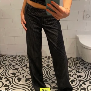 Svarta kostymbyxor - Superfina svarta kostymbyxor med vita tunna ränder köpta här på Plick men tyvärr för små därav bilder från tidigare annons! I jättefint skick, som nya! Skulle passa storlek xs/s ♥️