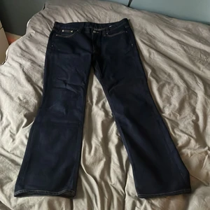 Acne jeans - 27 är midjan men dom är större än det, skulle säga runt 29. Skicket är 10/10 och nypriset är runt 1000kr.
