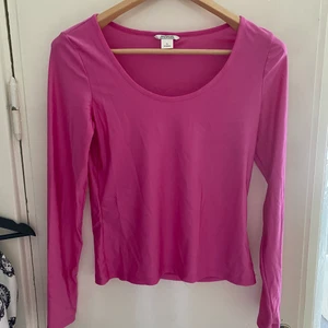 rosa tröja - ‼️köp inte direkt utan skriv‼️ en jättefin rosa långärmad tröja från monki! köpt får ett tag sen men nästan aldrig använd💕 står storlek s men skulle säga att en m och mindre L också lungt kan ha den då den är stretchig och inte så tight på mig som bär s/m💕