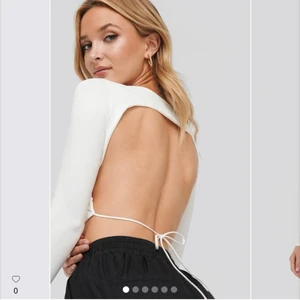 Backless topp - Långärmad vit tröja med öppen rygg! En favorit som tyvärr blivit för liten! Fortfarande i superbra skick!🤍🤍