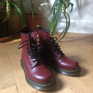 Sprillans nya docs! - Helt nya röda Doctor Martens kängor! Säljer för att de var för små. De är helt oanvända och nypris 2100 !:) Kommer också med ett par gula skosnören !❤️😁💛 Jag möts helst upp inom Stockholm då det blir krångligare att frakta! Skriv för ytterligare frågor :)