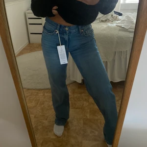 Lågmidjade jeans - Helt nya och oanvända jeans från Gina Tricot. Storlek 32 men sitter mer som 34. Frakt tillkommer