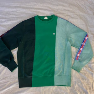 One of one Custom Champion Reverse Weave - En handfärgad champion tröja, köpt på en popup butik i Florens. Tröjan är färgad permanent och tål tvätt. Tröjan är unik och det finns ingen likadan i hela världen.