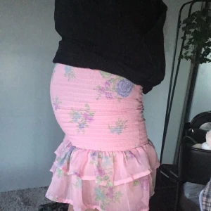 Bik bok tjol  -  En fin kjol rosa med lite blommor från bik bok i storlek xs