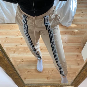 Byxor - Adidas byxor i beige, Är endast använda 2-3 gånger, har tyvärr annars legat i garderoben. Storleken är XS Är 152 cm🤎