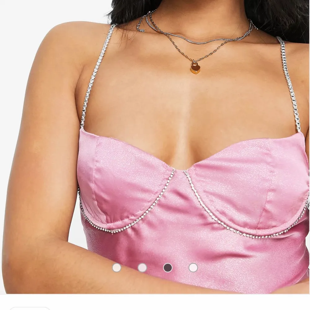 Slutsåld superfin rosa sidenklänning med ”diamant”stenar som band. köpte för 409 säljer för 280.  Aldrig använd. Tryck på kontakta och inte köpdirekt❤️. Klänningar.