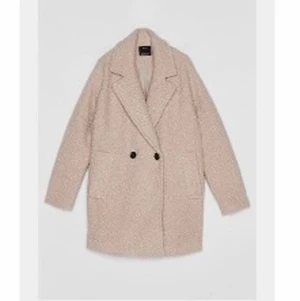 Beige kappa bershka  - Superfin och skön kappa från bershka i Beige. Passa både höst och vinter.  Storlek M men passar S💕