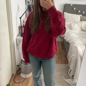 Röd oversized sweatshirt - Säljer denna sweatshirt i röd från Weekday🫶 Den är i storlek S fast köpt i herr storlek, därför är den lite större. Den är i bra skick, köparen står för frakten (spårbar)📦 (Smutsig spegel)