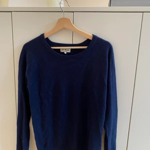 Soft Goat mörkblå cashmere - Storlek M, passar dock XS-M. Jag är en S och sitter jättefint på mig!  Nypris 1800 kr. 