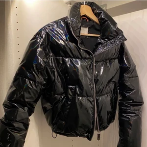 Lack jacka - snygg croppad glansig jacka. använd sparsamt, har inga defekter. skickar spårbar frakt! 💕💕