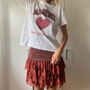 ZARA KJOL - Säljer en röd kjol från Zara i storlek XS. Nyskick 🫶🏻 frakt kostar 49 kr!