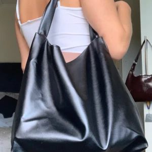 Svart väska - Säljer denna snygga lite större väskan då den inte kommer till användning längre❤️ Tillräckligt stor att få plats med dator samt mycket mer. Bra till skolan☺️