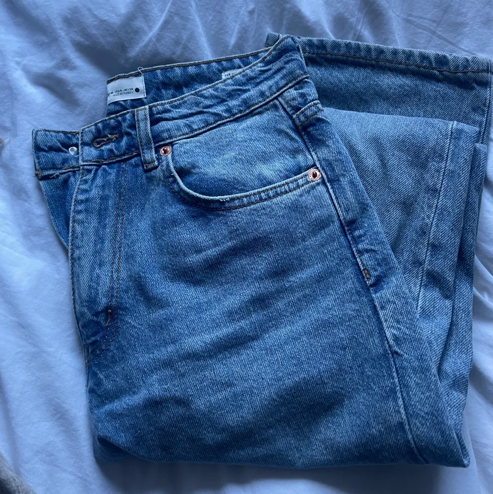 Säljer dessa jeans från zara i modellen straight❤️❤️ Aldrig använda❤️. Jeans & Byxor.