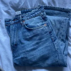 Säljer dessa jeans från zara i modellen straight❤️❤️ Aldrig använda❤️