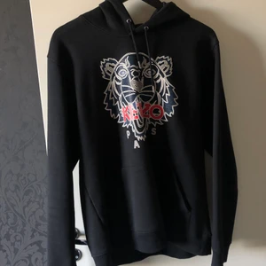Kenzo hoodie - Äkta kenzo hoodie köpt på Farfetch. Använd en gång! Har digitalt kvitto samt taggarna kvar. Strl L men sitter mer som strl M. 
