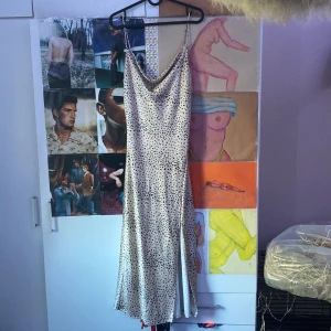 Ginatricot klänning - Använd en gång på skolavslutningen sedan har jag inte haft användning för den och är inte min stil längre. Tar bara Swish och priset när jag köpte den va 499kr kom privat för frakt pris