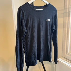 Nike långärmad - Skick: 7/10 Storlek: S Passar: S/XS Orginalpris: 499kr 
