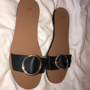 Tofflor  - Tofflor/slides från H&M i nyskick. Storlek 40, passar 39/40.