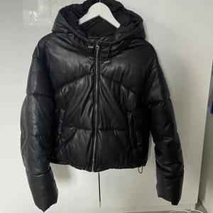 Supersnygg vinterjacka  - Säljer min supersnygga vinterjacka från bershka. Använd men i fint skick. Kan mötas upp i Linköping eller skickas mot fraktkostnad💗