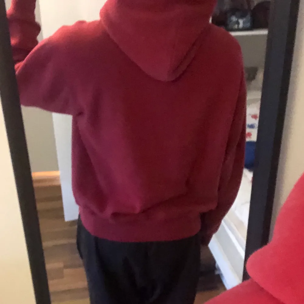 Asfet röd hoodie med super tjockt och skönt material😇. Hoodies.