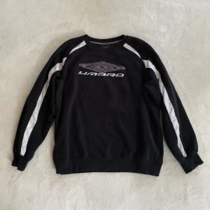 Umbro-sweater - 🖤 KLICKA INTE på köp nu, kontakta mig vid intresse! 🖤 Vintage sweatshirt från Umbro, sitter snyggt oversized på mig som brukar ha XS/S! BUD PÅ: 325 + frakt
