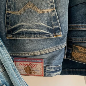 Replay jeans - Lågmidjade och straight/bootcut jeans från replay. Jag är ca 163,5cm och bär vanligtvis 34. Hör av er vid frågor. Använd inte köp nu funktionen, tack <3