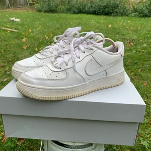 Nike Air Force 1 storlek 38 - Vita Nike Air Force 1 i storlek 38. Sparsamt använda så bara lite smutsiga som kan tvättas innan de skickas. Skulle säga att skicket är 8/10. Box medföljer! Pris 400kr ( kan diskuteras ). Hör gärna av er och kolla min sida :)