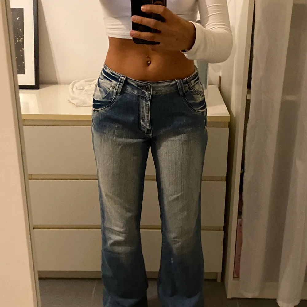 Säljer ett par lågmidjade jeans, vet inte märkte men de står att de är ”Jenny B”.  Lite långa på mej som är 165 och lite stora i midjan. Jeans & Byxor.