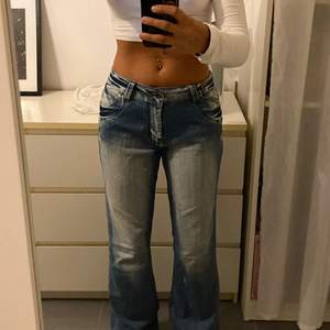 Säljer ett par lågmidjade jeans, vet inte märkte men de står att de är ”Jenny B”.  Lite långa på mej som är 165 och lite stora i midjan