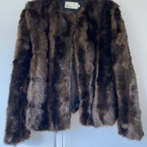Pälsjacka  - Fin pälsjacka från Nelly i storlek 36. Använd Max 3 gånger