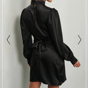 Festklänning  - Helt ny & oanvänd satin klänning från Nakd (prislappen finns kvar)