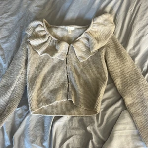 Stickad tröja  - Säljer min stickade tröja från H&M. Säljer då den inte är min stil längre. Strlk XS💗 säljer för 100kr