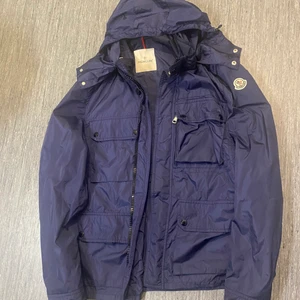 Moncler jacka  - 9,5/10 i skick, storlek 5 men väldigt liten så passar mig som har emellan M/L, äktahetsbevis finns och byten kan va intressant, kom med bud