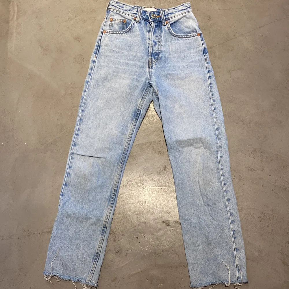 Ljus blåa högmidjade zara jeans, jättefina men är tyvärr för små för mig, använd några få gånger bara ( köparen står för frakten 💕) . Jeans & Byxor.