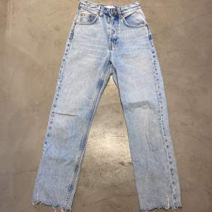 Ljus blåa högmidjade zara jeans, jättefina men är tyvärr för små för mig, använd några få gånger bara ( köparen står för frakten 💕) 