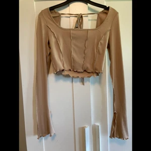 Långärmad beige topp - Fin oanvänd topp med knytning bak från SHEIN. För liten för mig så passar nog bättre till en XS!💕