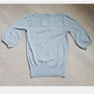 Sweater xs/s - Så fin sweater passar ca xs/s, fina detaljer och jättefint skick. Samfraktar gärna 💖 Sökord: blå, spets, puffärm, ljusblå, vit, topp, 34, 36