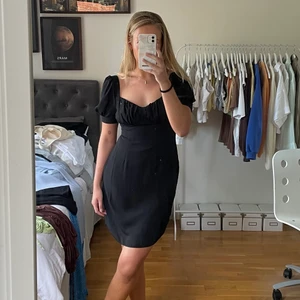 Svart klänning - Svart klänning från Nakd🖤 Underbar passform. Använd en gång!