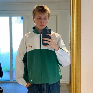 Vintage Windbreaker - Okänt märke. Bra Cond. Boxy fit + croppable (aka perfekt) Ärmarna passar mig och jag är 189 cm för referens.