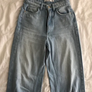 Nakd jeans - Ljusblå jeans från NA-KD. Bra skick, sitter tight runt midjan 