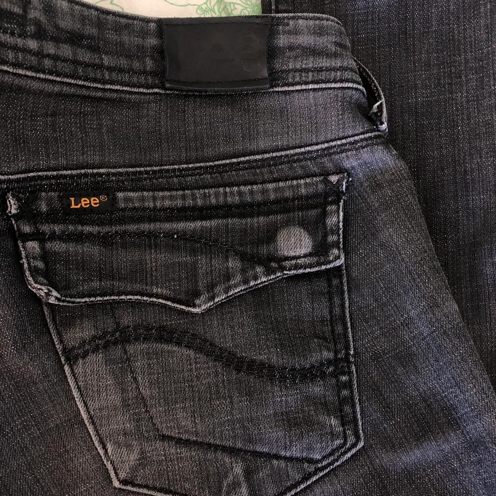 Säljer nu dessa lee jeans som jag köpt second hand, de är mina favorit jeans men de har tyvärr blivit för små😢. Jeans & Byxor.
