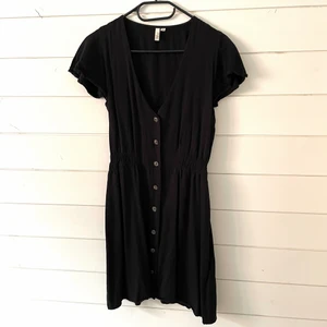 Klänning  - Jättefin klänning från Nelly storlek 34, knappar i fram