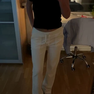 Juicy storlek M - Dem är lite slitna ner till bena då ja klivit för mkt på dem för dem va för långa o jag är 167cm, ny pris 1200, 