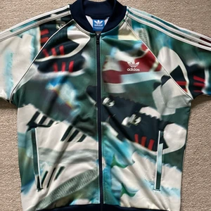 Adidas Zip Sweatshirt Strl XL - Säljer min Adidas zip sweatshirt då jag inte använder den längre. Den är knappt använd och i väldigt bra skick.