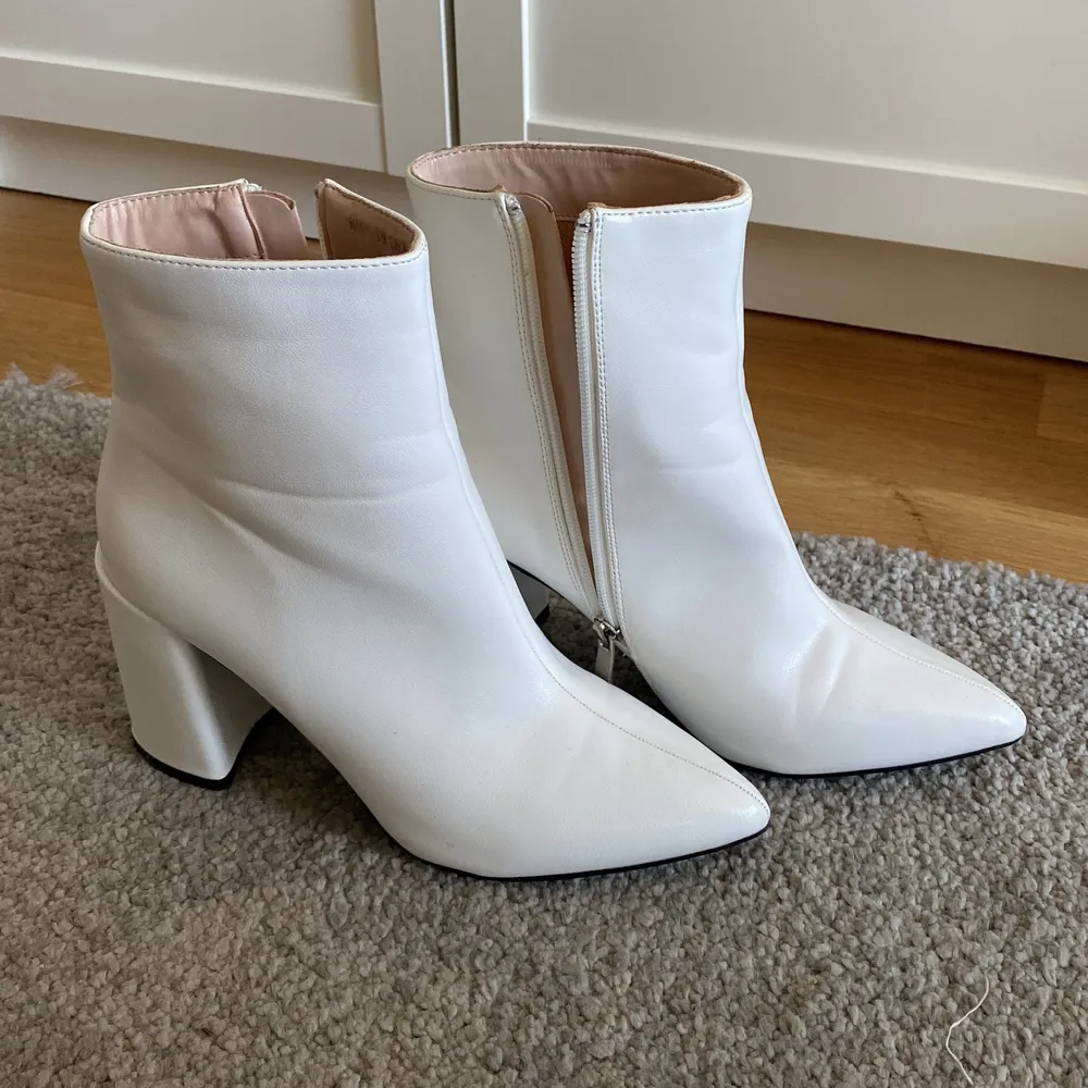 Snygga vita boots med spetsig tå. Sköna att gå i och endast använda 3 gånger så de har inte formats efter mina fötter än. Perfekta för att liva upp en snygg höstoutfit!. Skor.