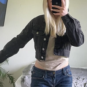 Jeansjacka - Jeansjacka från asos i superfint skick, köparen står för frakten på 79kr