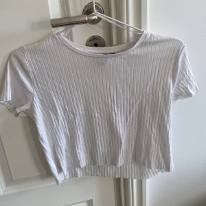 Vit ribbad tröja - Sjukt söt vit ribbad tshirt. Passar till allt! Passar från xs-l beroende på hur man vill att den sitter. Lägger sig sjukt fint på kroppen